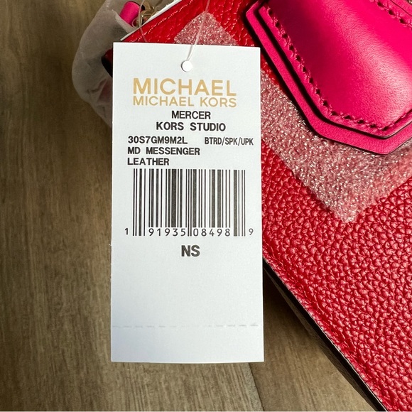 Michael Kors Mercer Medium Messenger Bag - Picture 8 of 8